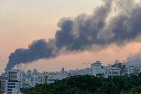 伊朗记者手带血直播 身后电视台起火