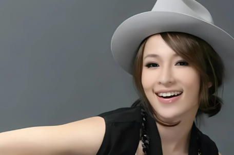 萧亚轩否认被前男友醉酒殴打