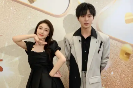 张小婉左凌峰疑似甜蜜同居 