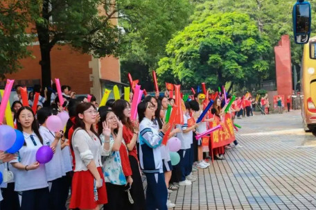 高考出征现场：铁骑护航 擂鼓壮行 