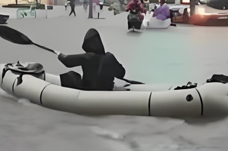 成都暴雨划船哥是赶去上班的托尼