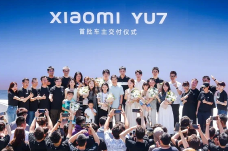 小米YU7首批交付 雷军为车主开车门