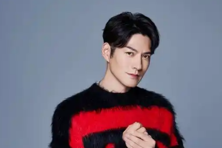 严屹宽假胡子造型看起来心眼好多