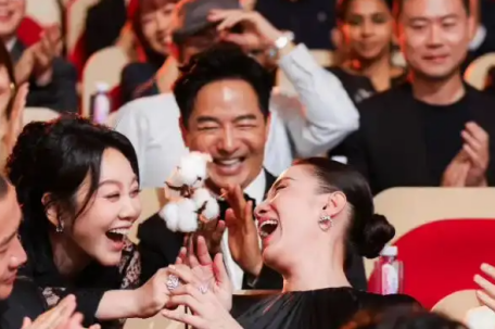 宋佳获奖后第一束花是闫妮送的 