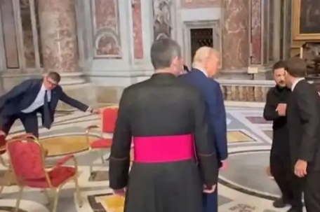 因一把椅子 马克龙被要求“辞职”