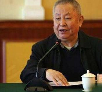 韩东山为什么要把发高烧的儿子关在门外？原因是什么