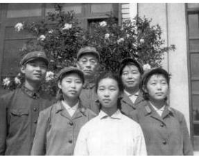 吴效闵为什么在炊事班打杂只当了半个月的排长？