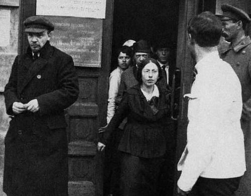 克鲁普斯卡娅是什么原因导致逝世的 有关于她的评价是什么样的