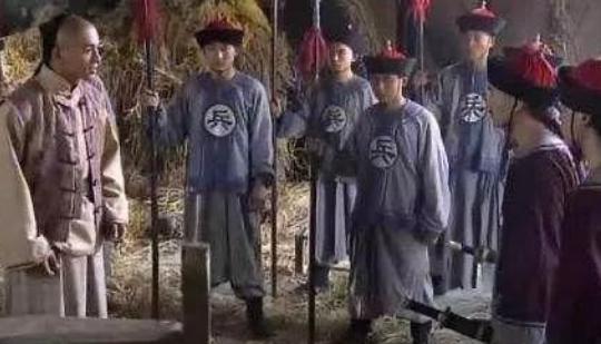 将军茅厕遇见一群蚂蚁,要求立即撤军,后来才知道是为了救将士 将军茅厕遇见一群蚂蚁,要求立即撤军,后来才知道是为了救将士