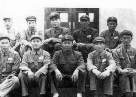吴效闵为什么在炊事班打杂只当了半个月的排长？