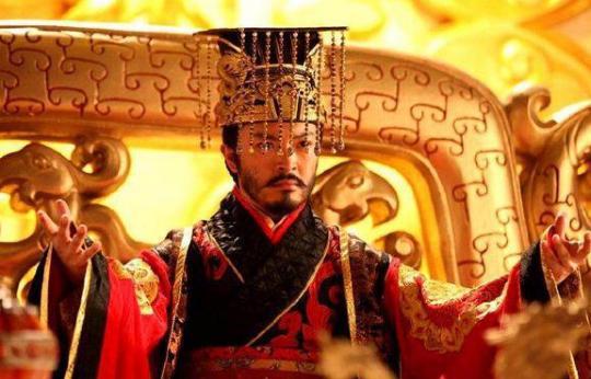 李渊为什么要拥护杨侑为皇帝？他想干什么？