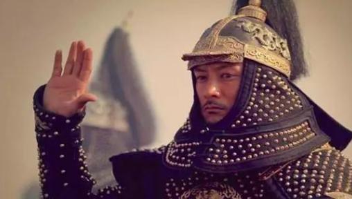 将军茅厕遇见一群蚂蚁,要求立即撤军,后来才知道是为了救将士 将军茅厕遇见一群蚂蚁,要求立即撤军,后来才知道是为了救将士