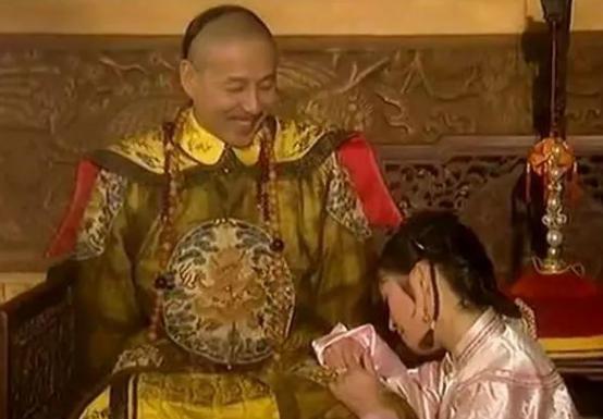 大清朝唯一一个可以用龙袍下葬的女人，也是康熙最疼爱的人。