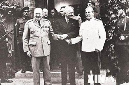 在1951年,丘吉尔打败了艾德礼,再次当上了英国首相。 在1951年,丘吉尔打败了艾德礼,再次当上了英国首相。