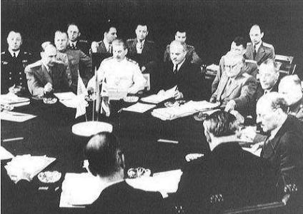 在1951年,丘吉尔打败了艾德礼,再次当上了英国首相。 在1951年,丘吉尔打败了艾德礼,再次当上了英国首相。