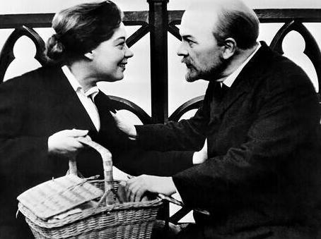 克鲁普斯卡娅是什么原因导致逝世的 有关于她的评价是什么样的