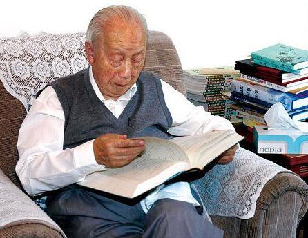 钱伟长是怎么成为终身校长的 他是在哪一年逝世的 钱伟长是怎么成为终身校长的 他是在哪一年逝世的