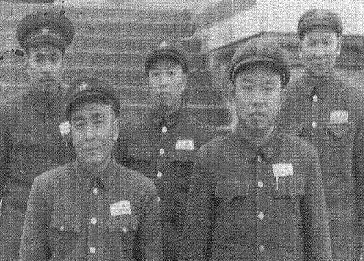 韩东山为什么要把发高烧的儿子关在门外？原因是什么