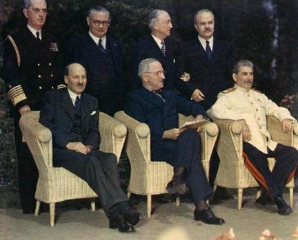 在1951年,丘吉尔打败了艾德礼,再次当上了英国首相。 在1951年,丘吉尔打败了艾德礼,再次当上了英国首相。