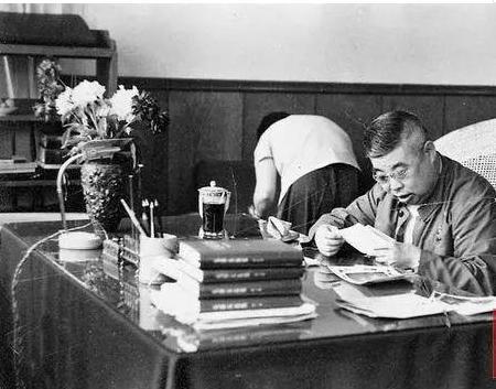 吴法宪的<a href=https://www.lishiji.cn/lishi/9709/ target=_blank class=infotextkey>晚年</a>生活是什么样的？潜心研习书法，老有所养