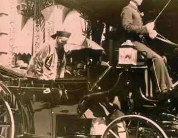 李鸿章造访美国在图书馆前吐了一口痰，结果如何？