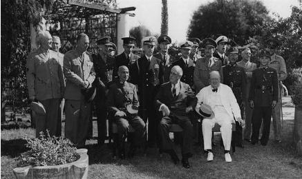 在1951年,丘吉尔打败了艾德礼,再次当上了英国首相。 在1951年,丘吉尔打败了艾德礼,再次当上了英国首相。