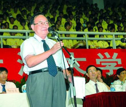 钱伟长是怎么成为终身校长的 他是在哪一年逝世的 钱伟长是怎么成为终身校长的 他是在哪一年逝世的