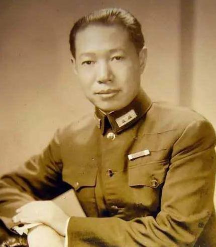 熊式辉飞机失事的伤势如何？只伤踝骨成瘸子，拍马屁却一流