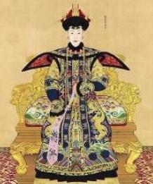 她原本是乾隆的一个小妾，后来地位比皇后还高了