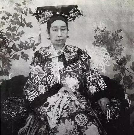 慈禧在后宫的生活是什么样的？一道菜不能吃超过两勺
