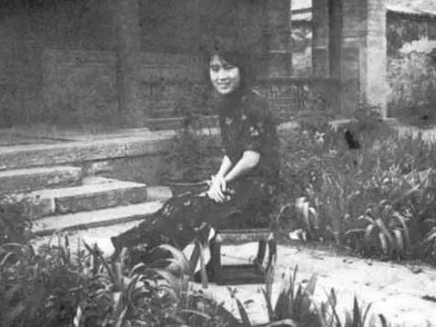 她独自抚养三个子女，晚年远走故国