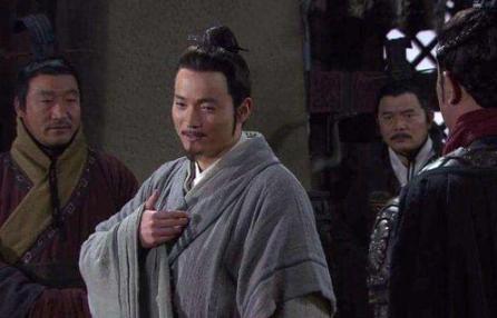 商鞅、张仪和范睢分别为秦国的崛起做了什么贡献？谁的功劳最大？