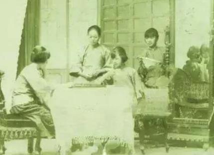 张氏四姐妹戏剧人生精彩丰富，她们的丈夫个个都是大人物