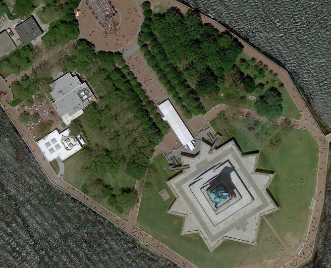 自由女神的外观构造是什么样的 诗人爱玛&middot;拉扎露丝是怎么描述的