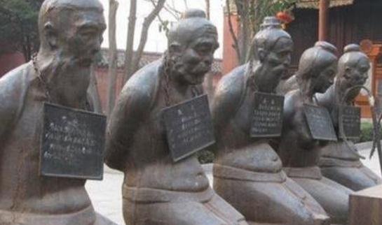 岳飞墓前原本跪着五个人,现在只剩四个人了 岳飞墓前原本跪着五个人,现在只剩四个人了