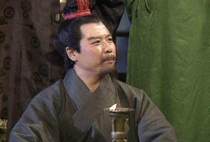 吕布被抓之后曹操问刘备怎么处理 他是怎么躲过一劫的呢