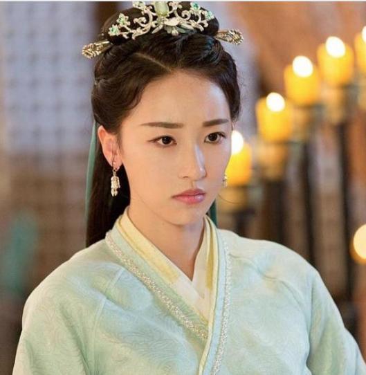 她克死两任未婚夫，入宫成<a href=https://www.lishiji.cn/lishi/13/ target=_blank class=infotextkey>皇后</a>竟连辅六任<a href=https://www.lishiji.cn/lishi/1145/ target=_blank class=infotextkey>帝王</a>