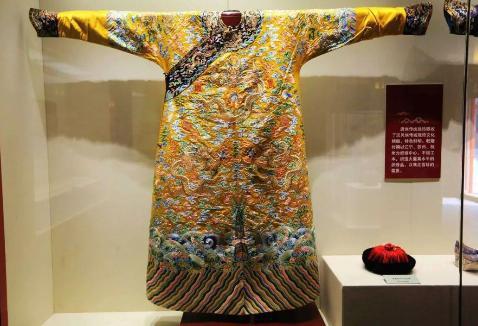 清代的龙袍到底是怎么做出来的，值多少钱？