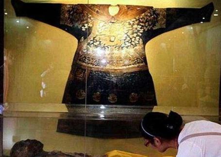 “龙袍干尸”身份至今成疑,身穿清朝官服,后终于知道原来是清朝康熙年间的中宪大夫黄拙吾 “龙袍干尸”身份至今成疑,身穿清朝官服,后终于知道原来是清朝康熙年间的中宪大夫黄拙吾