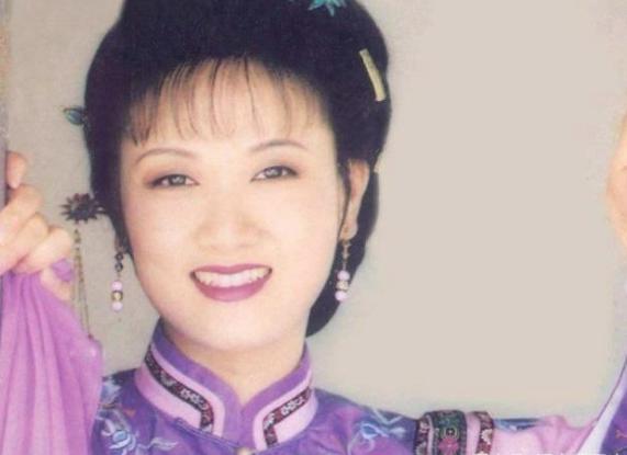 她是康熙最赏识的妃子，两件小事足以表明