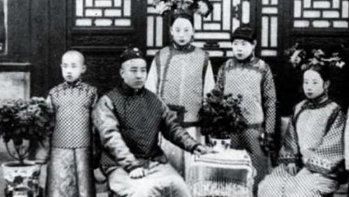 <a href=https://www.lishiji.cn/lishi/4434/ target=_blank class=infotextkey>小德张</a>是什么样的人？<a href=https://www.lishiji.cn/lishi/24/ target=_blank class=infotextkey>晚清</a>最牛太监，<a href=https://www.lishiji.cn/lishi/7597/ target=_blank class=infotextkey>妻<a href=https://www.lishiji.cn/lishi/10051/ target=_blank class=infotextkey>妾</a></a>成群，折磨死<a href=https://www.lishiji.cn/lishi/7502/ target=_blank class=infotextkey>姨太太</a>无人敢管