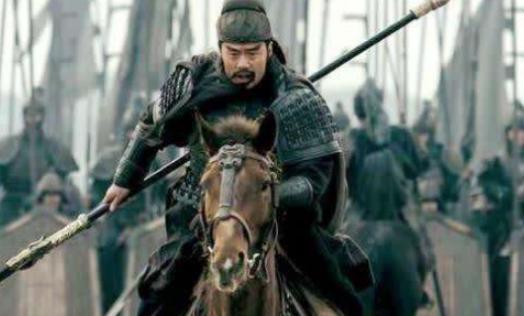 曹操给关羽封侯，送赤兔马，刘备送了什么呢？