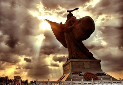 主父偃被诛九族的原因是什么?如何评价他的功过？