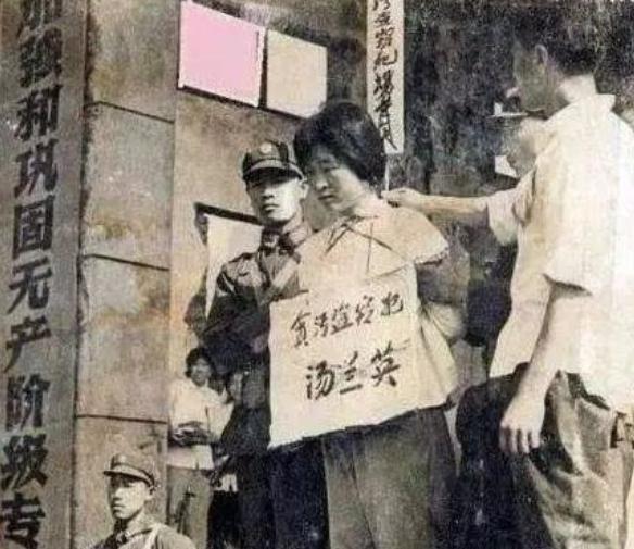 我国近代史上贪污金额最大的女贪污犯汤兰英，7个男人迷恋她到不能自拔