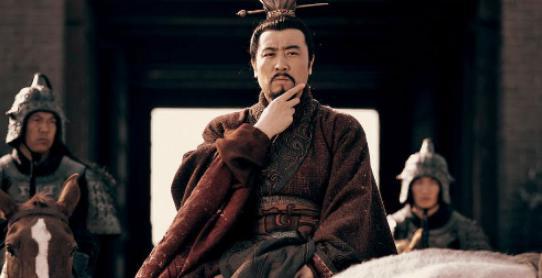 曹操给关羽封侯，送赤兔马，刘备送了什么呢？