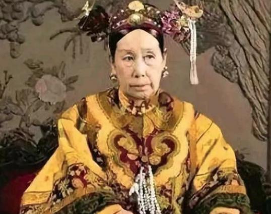 历史上两个女强人,一个千古流芳一个遗臭万年