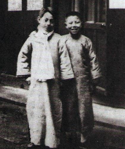 奶奶是名门千金，他一生凄凉，无妻无子