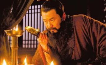被后世史书歪曲的“枭雄”，曹操有什么是刘备都自愧不如的？