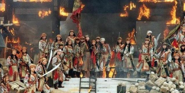 李秀成见城墙下青草异常，为什么就用热汤灌入？