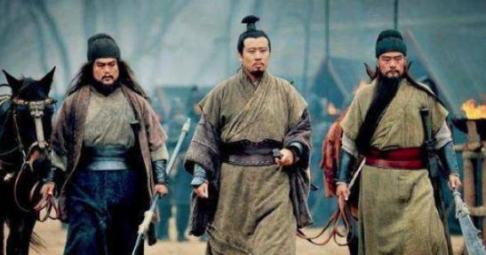 曹操给关羽封侯，送<a href=https://www.lishiji.cn/lishi/10538/ target=_blank class=infotextkey>赤兔马</a>，刘备送了什么呢？